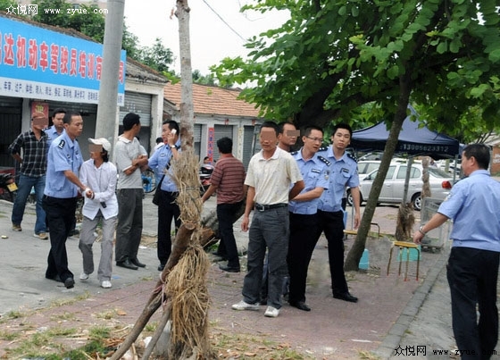 湛江车管所设导办服务台