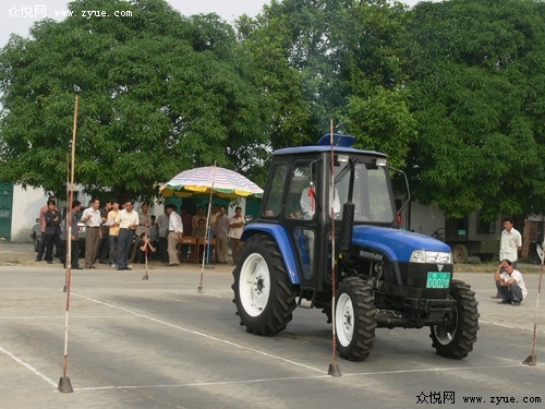 杭州桐庐：拖拉机教练车全面“体检”