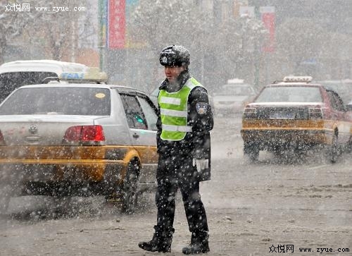 冬季成都交警将为客车编队带路