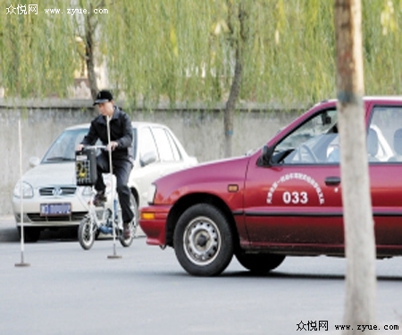 驾校教练撞上行人致断腿