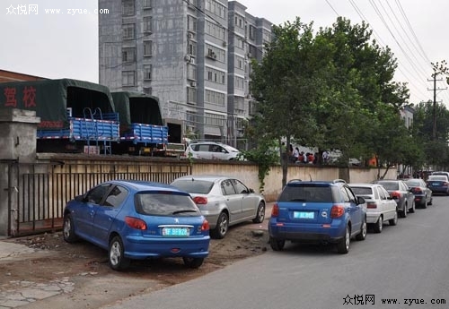 驾校训练场道路被堵学员无法练车