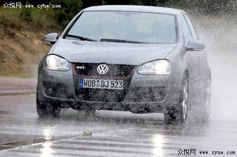 专家提醒：阴雨天路面湿滑开车一定要慢