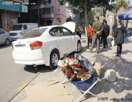 错把油门当刹车 新司机连撞4名路人