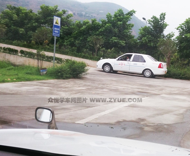 雅安雨城驾校坡道定点停车和起步练习